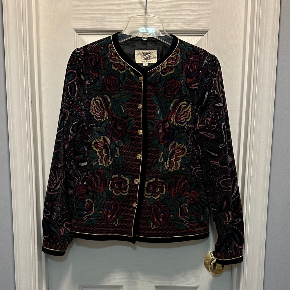 Vintage-Inspired Floral Velvet Blazer